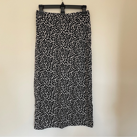 Saks Brand “Pure Navy” Abstract Print Pencil Skirt in Black and White - Picture 7 of 8